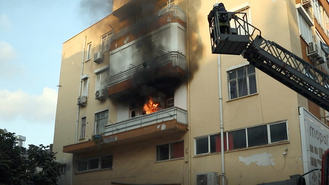 Antalya'da sinir krizi geçiren kadın evi ateşe verdi