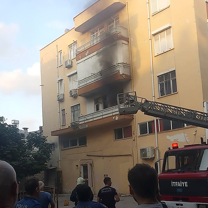Antalya'da sinir krizi geçiren kadın evi ateşe verdi