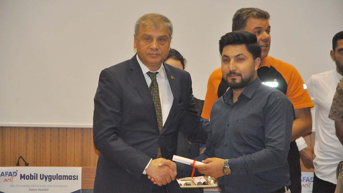 Şırnak'taki terör mağdurları 2007'de TOKİ tarafından yaptırılıp hak sahiplerine teslim edilen evlerinin tapularını 15 yıl sonra aldı.