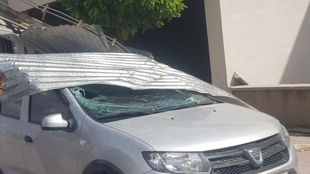 Sivas'ın Ulaş ilçesinde kuvvetli rüzgar; çatılar uçtu