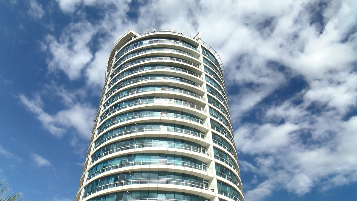 Pendik'te bulunan Sri Lanka Fahri Başkonsolosluğu olarak kullanılan daireyi banka icrasından alan yeni sahibi, konsolosluk yetkililerinden daireyi boşaltmasını istedi.