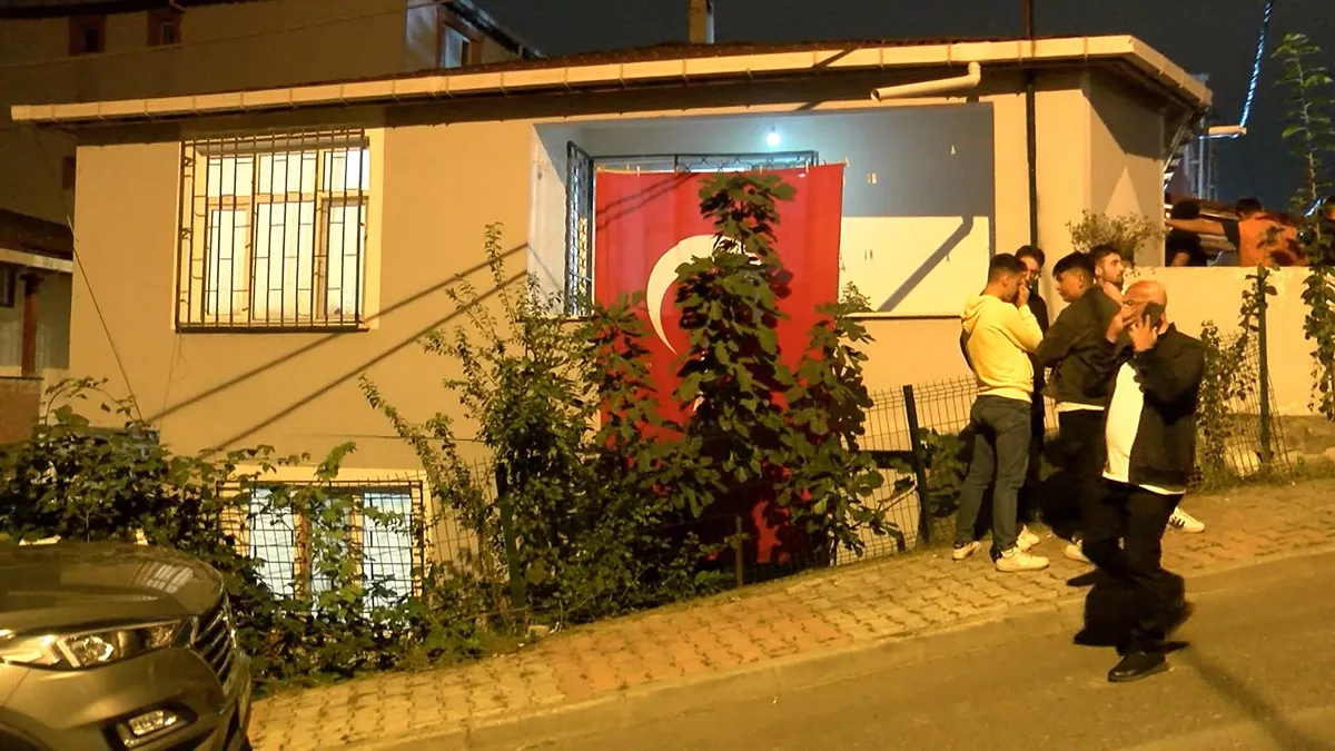 Şehidin evinin bulunduğu sokak türk bayraklarıyla donatıldı.