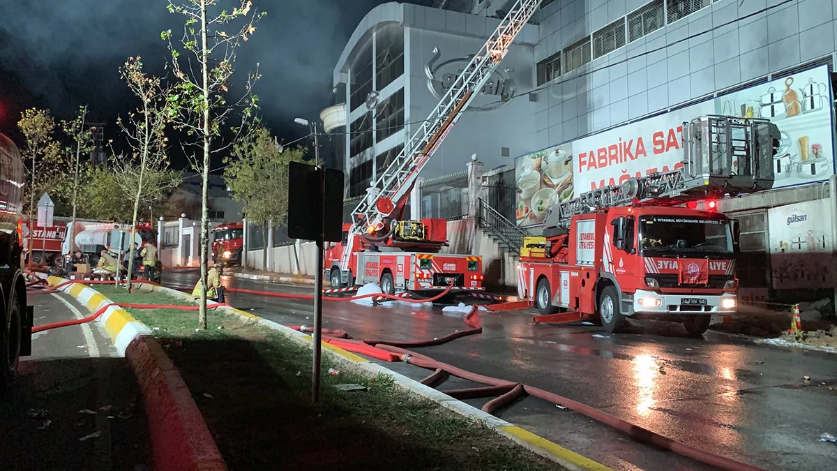 Sultanbeyli'de tencere fabrikasında çıkan yangın, söndürüldü. İtfaiye ekiplerinin yaklaşık 12 saat süren müdahalesinin ardından yangın kontrol altına alındı.  