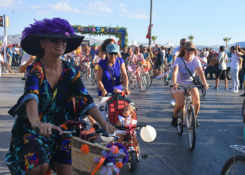 'Süslü kadınlar' İzmir’de pedal çevirdi