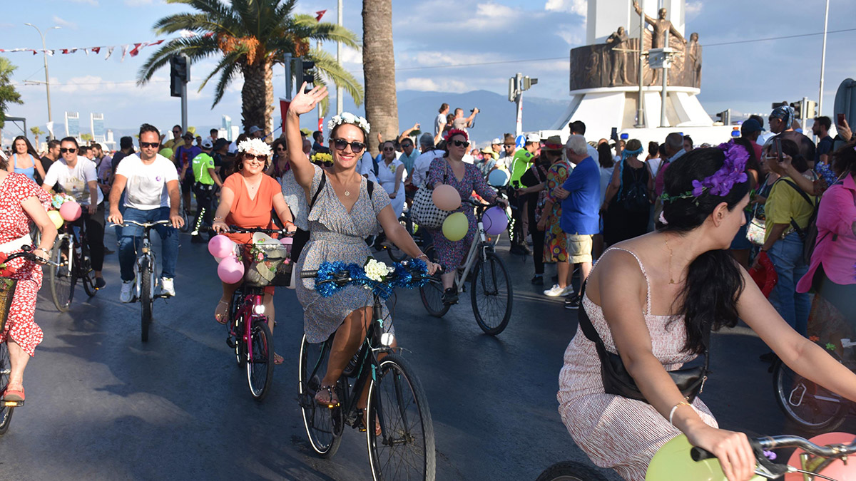 Dünyanın ve Türkiye’nin birçok kentinde eş zamanlı olarak düzenlenen ‘Süslü Kadınlar Bisiklet Turu’ etkinliğinin ana turu İzmir’in Karşıyaka ilçesinde gerçekleştirildi. 