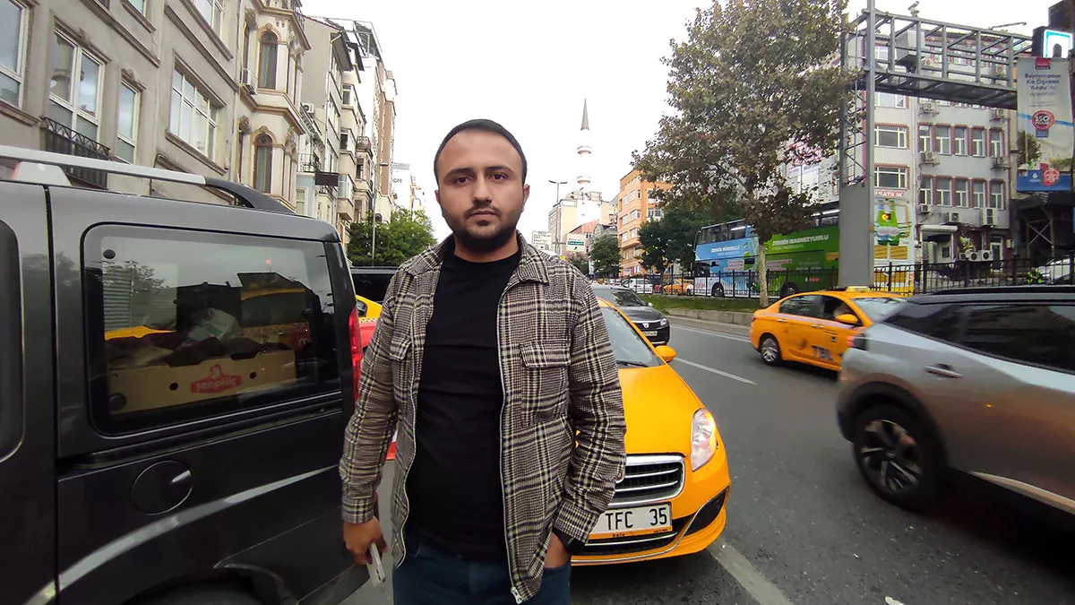 Taksim'den i̇stanbul havalimanı'na gitmek için bindiği taksinin şoföründen taksimetreyi açmamasını isteyen kadın müşterinin, ret cevabı alınca taksiciye küfredip yumruk atmaya çalıştığı iddia edildi.