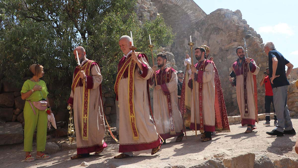 Van Gölü üzerindeki Akdamar Adası'nda bulunan, Ermeniler için büyük önemi olan tarihi Akdamar Kilisesi 10'uncu ayine ev sahipliği yapıyor.