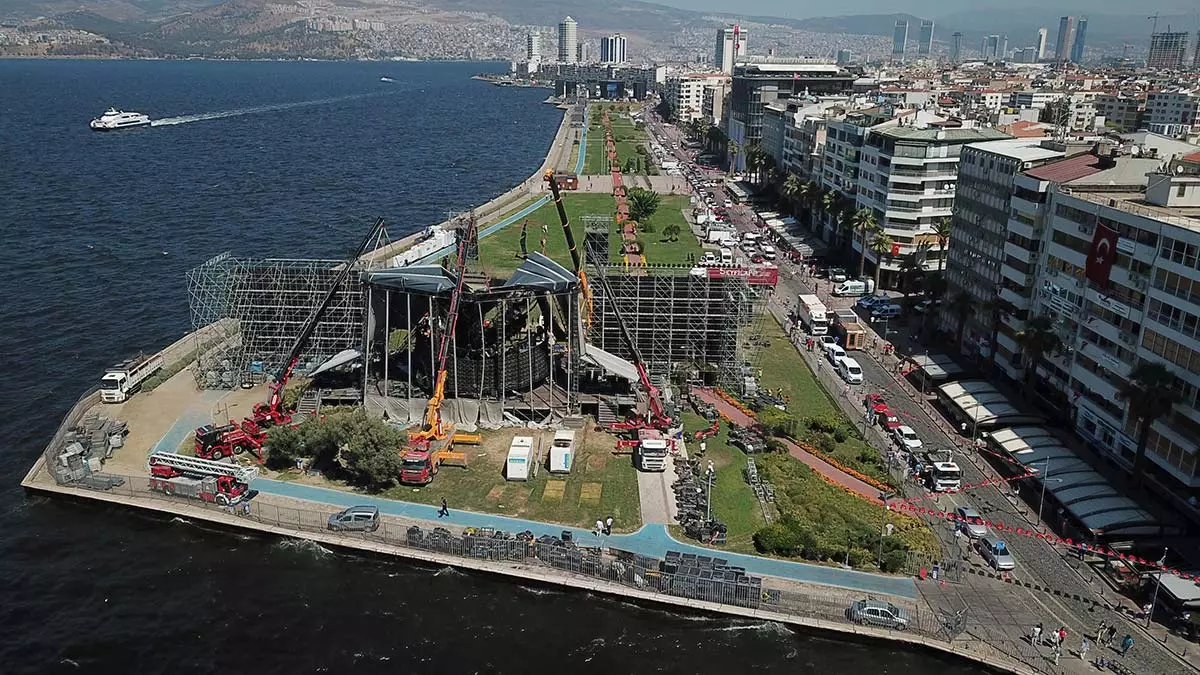 İzmir'de 9 eylül etkinlikleri kapsamında tarkan'ın konser vereceği, dün akşam yıkılan çelik platform, teknik ekip tarafından incelendi.