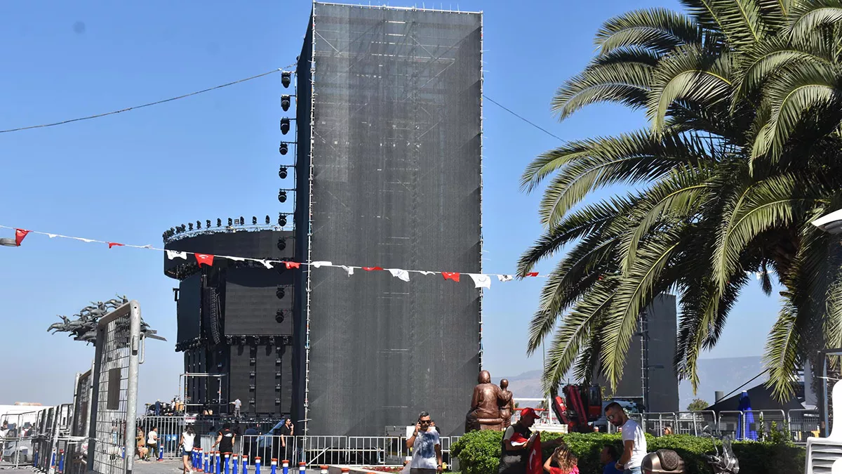 Tarkan'ın çıkacağı sahne hazırlandı. Sahneye enstrümanlar yerleştirilirken, sanatçının hayranları da sabahın erken saatlerinden itibaren alanı doldurmaya başladı.