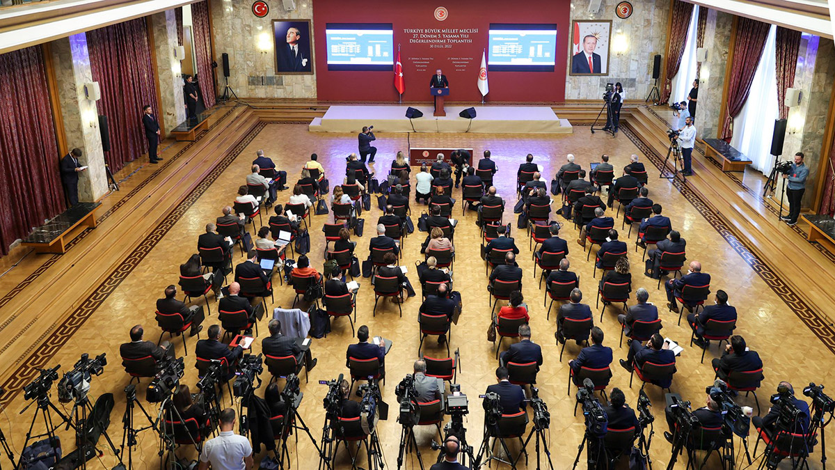 TBMM Başkanı Mustafa Şentop, "27'nci dönem 5'inci yasama yılında TBMM Başkanlığı'na 317 yasama dokunulmazlığı tezkeresi gelmiştir. 5'inci yasama yılında sunulanlarla birlikte 27'nci yasama döneminin tamamında Meclis Başkanlığı'na sunulan tezkerelerin toplam sayısı ise maalesef 1600'ü geçmiştir" dedi.