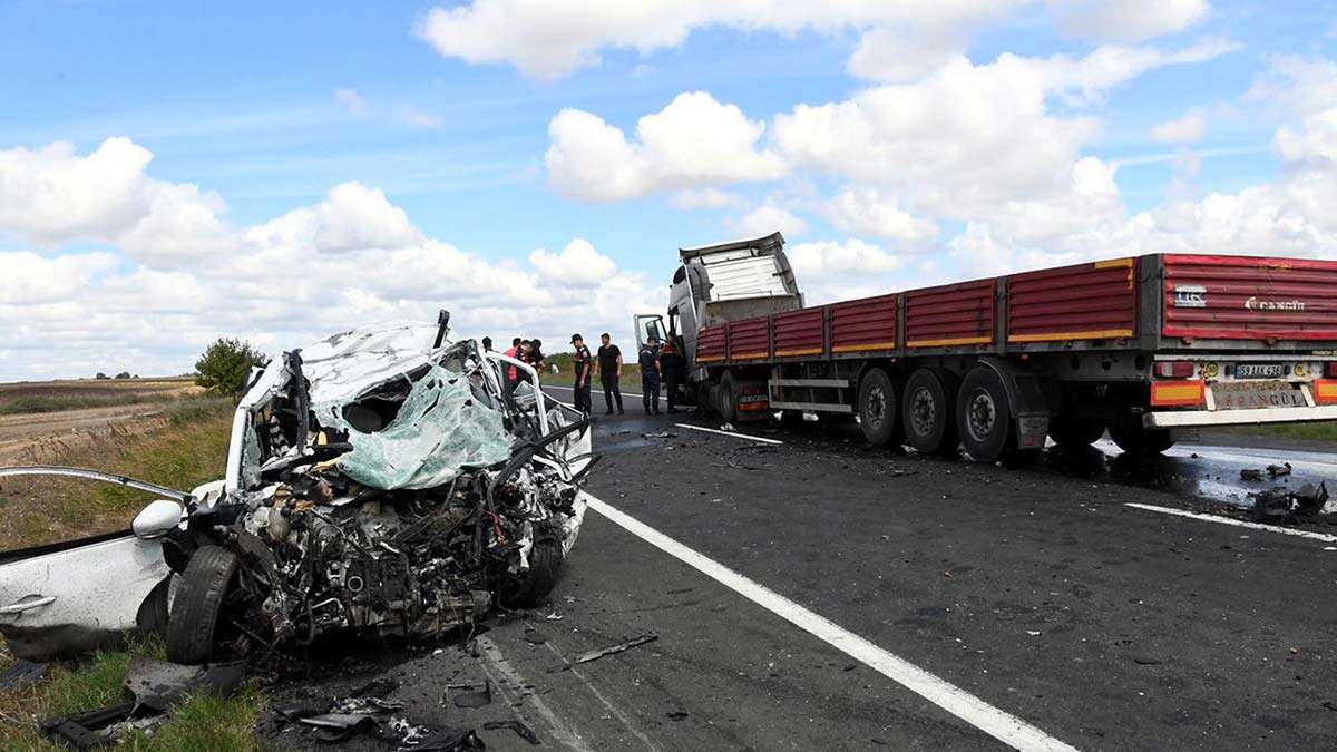 Otomobille TIR'ın çarpıştı; 1 kişi öldü