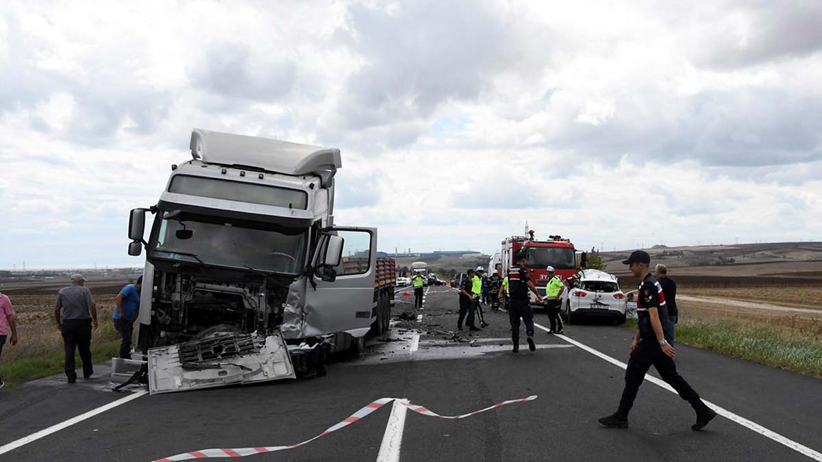 Otomobille TIR'ın çarpıştı; 1 kişi öldü
