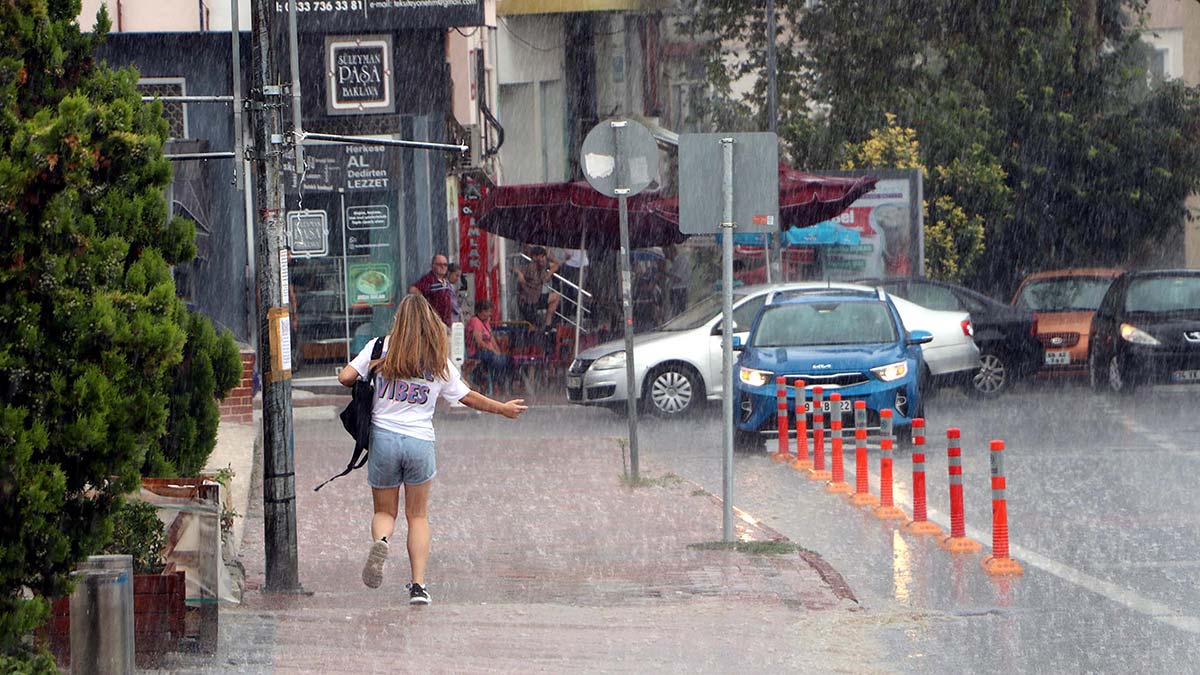 Tekirdağ'da aniden bastıran sağanak zor anlar yaşattı
