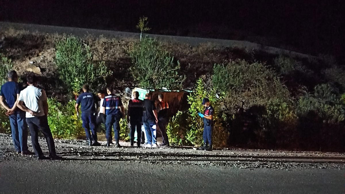 Traktör yol kenarındaki kayaya çarptı; 1 ölü