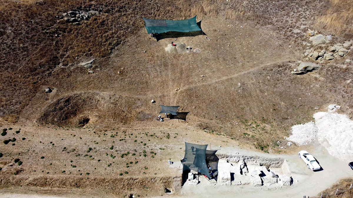 Tekirdağ'ın Marmara Ereğlisi ilçesindeki Perinthos Antik Kenti'nde bulunan, Trakya'nın en büyük tiyatrosunun gün yüzüne çıkarılması için kazı çalışmaları sürdürülüyor.