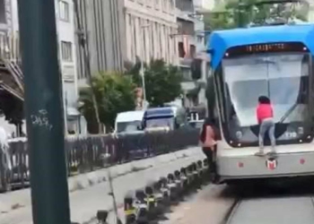 Tramvayda tehlikeli yolculuk
