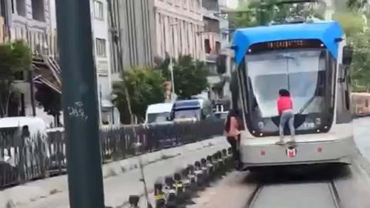 Tramvayda tehlikeli yolculuk