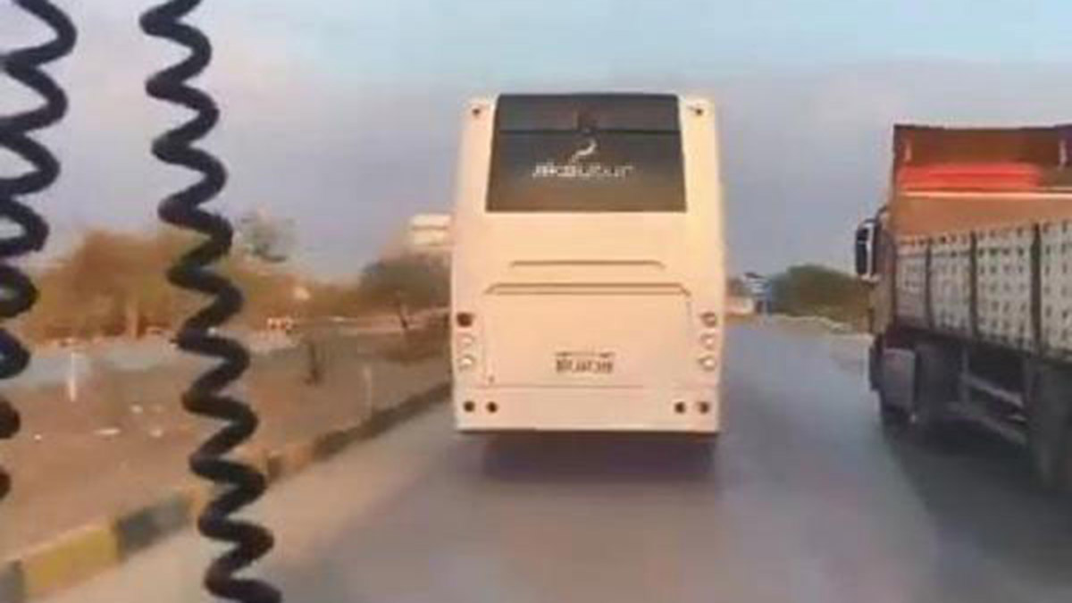 Tur midibüsü ambulansa yol vermedi