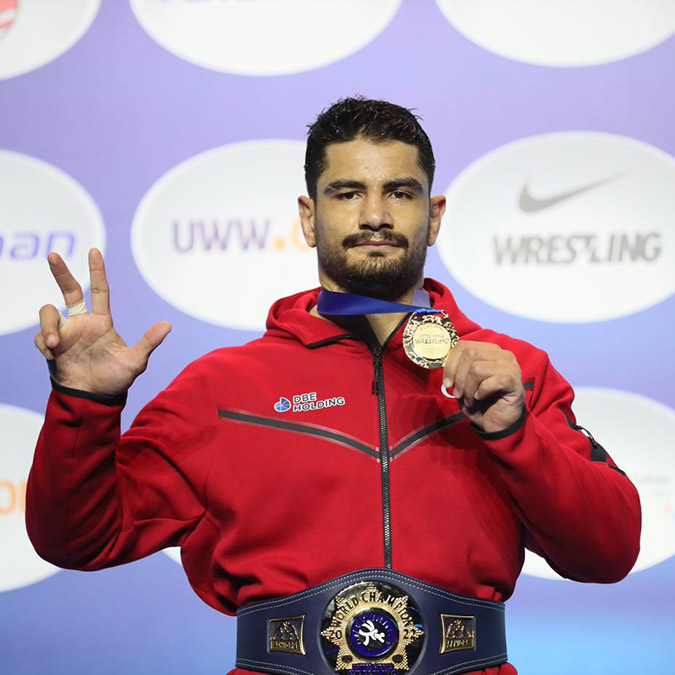 Türkiye A Milli Güreş Takımı, Büyükler Dünya Güreş Şampiyonası'nı ağır sıkletlerde 3 altın madalya, toplamda ise 4'ü altın olmak üzere 7 madalyayla tamamladı. Yasemin Adar Yiğit, Rıza Kayaalp ve Taha Akgül ile altın madalya kazanan Türkiye ağır sıkletlerin hepsinde şampiyon olarak ülke adına bir ilke imza attı.