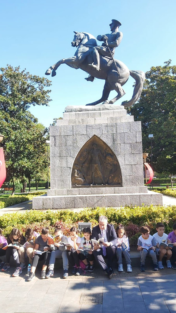 Uğur Okulları öğrencileri gelenekselleşen Kitap Benim Etkinliği kapsamında, Türkiye’nin dört bir yanında sahillerde, parklarda, bahçelerde, tarihi alanlarda kitap okudu.