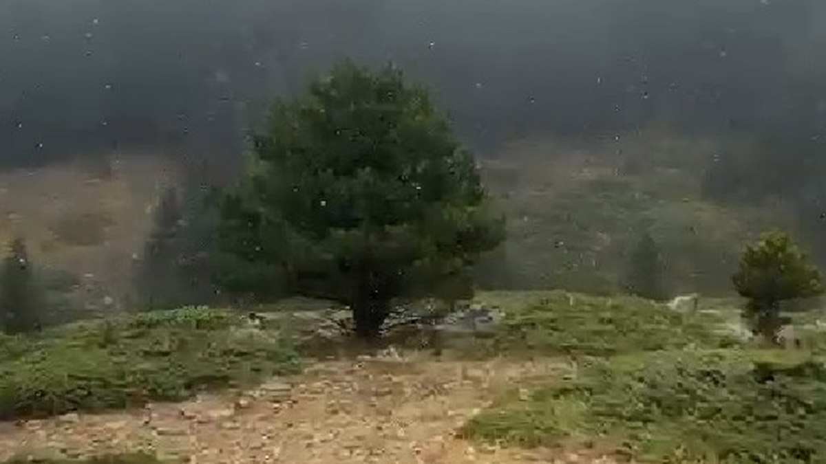 Uludağ'a mevsimin ilk karı yağdı