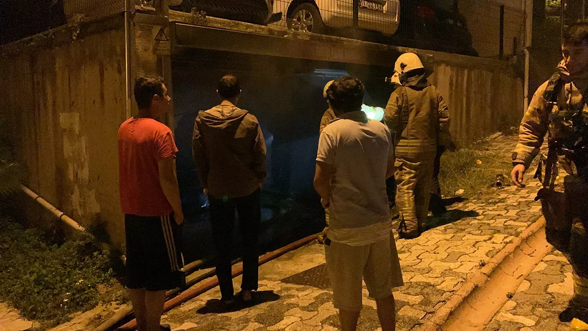 Ümraniye'de kapalı otoparkta bulunan otomobiller yandı