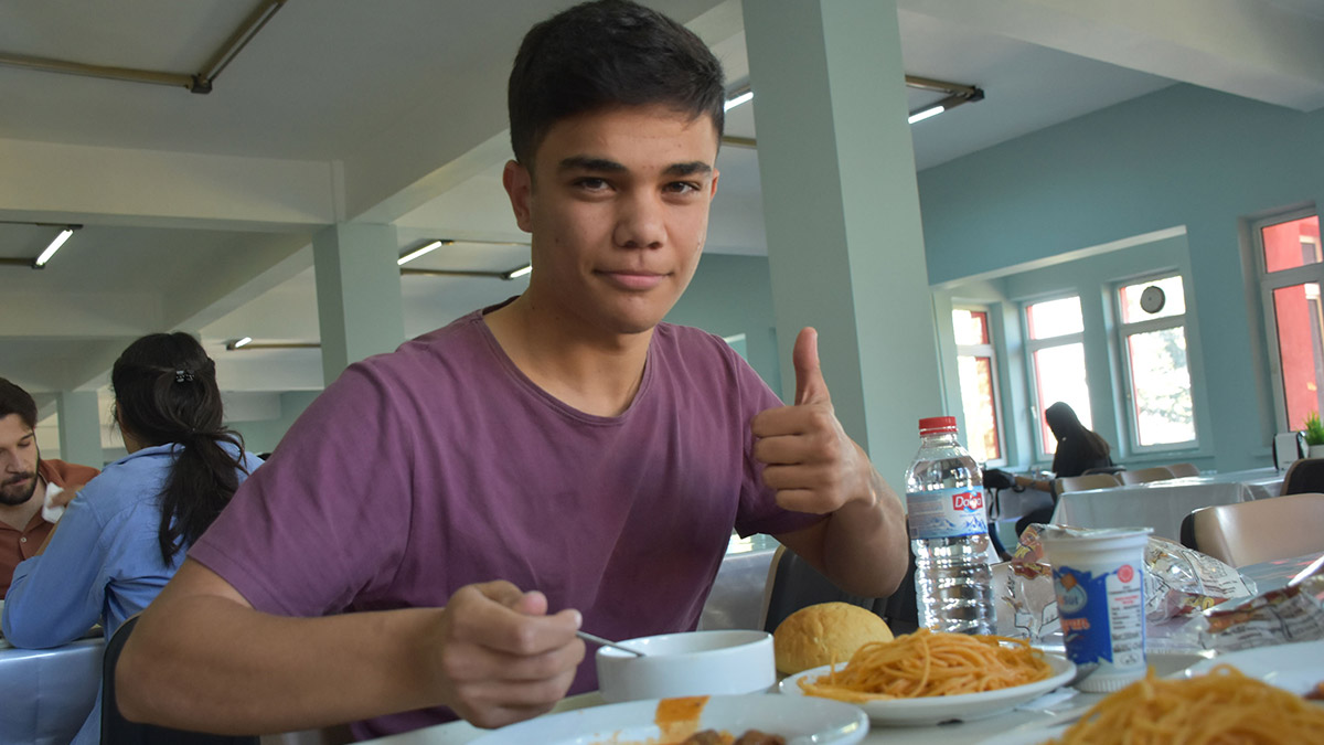 Cumhuriyet Üniversitesi'nin (SCÜ) yemekhanesinde öğrenciler için hazırlanan yarım litre su sınırsız ekmek ve günlük 4 çeşit yemek fiyatı 5 lira olarak belirlendi.