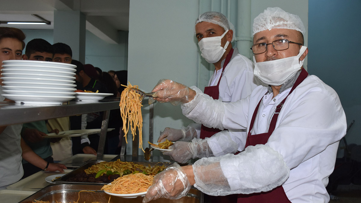 Üniversitede 4 çeşit yemek fiyatı 5 lira