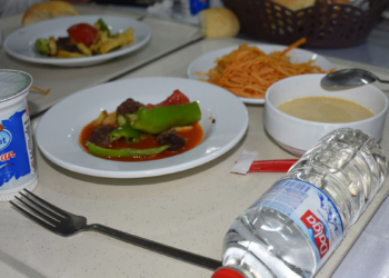 Üniversitede 4 çeşit yemek fiyatı 5 lira