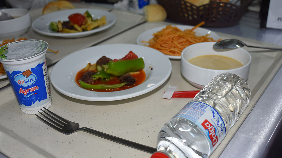 Üniversitede 4 çeşit yemek fiyatı 5 lira