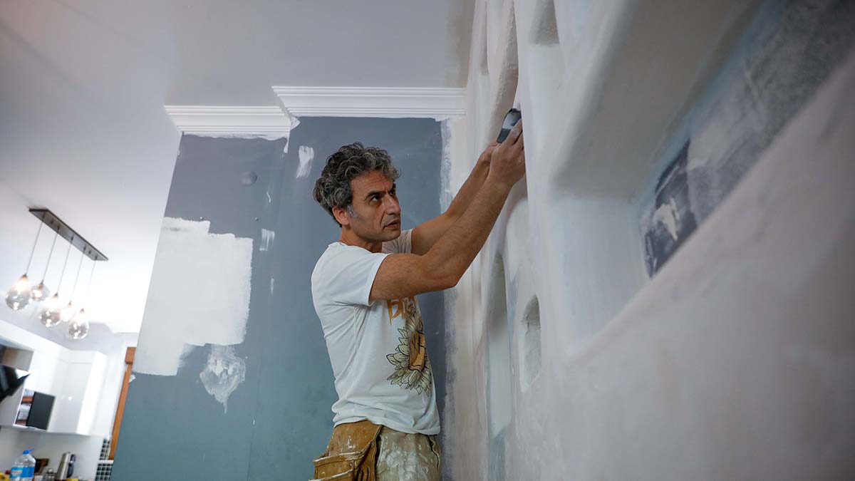 Türkiye'nin en önemli mizah dergilerinde uzun yıllar boyunca karikatüristlik yapan Serkan Yılmaz badanacılığa başladı. Yılmaz yıllar boyunca karikatürleriyle girdiği okurlarının evlerine bugünlerde boya ve fırçalarla giriyor.