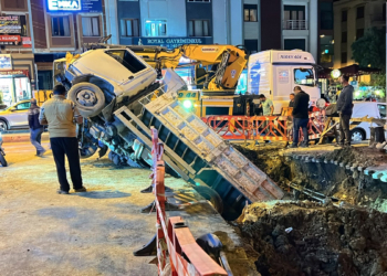 Üsküdar'da kamyonet çukura düştü