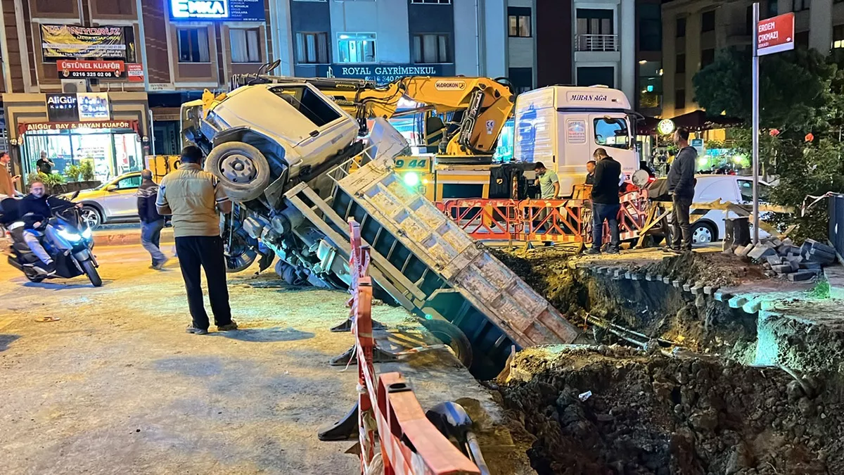 Üsküdar'da kamyonet çukura düştü