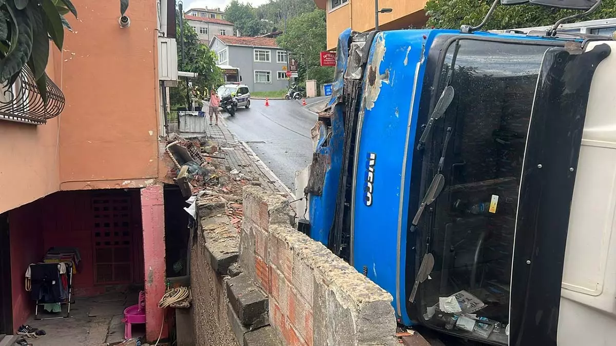 Uskudarda kamyon devrildi 6977 dhaphoto1 - i̇stanbul haberleri, yerel haberler - haberton