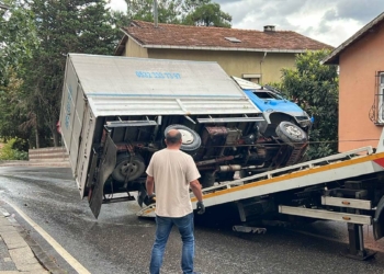 Üsküdar'da kamyon devrildi