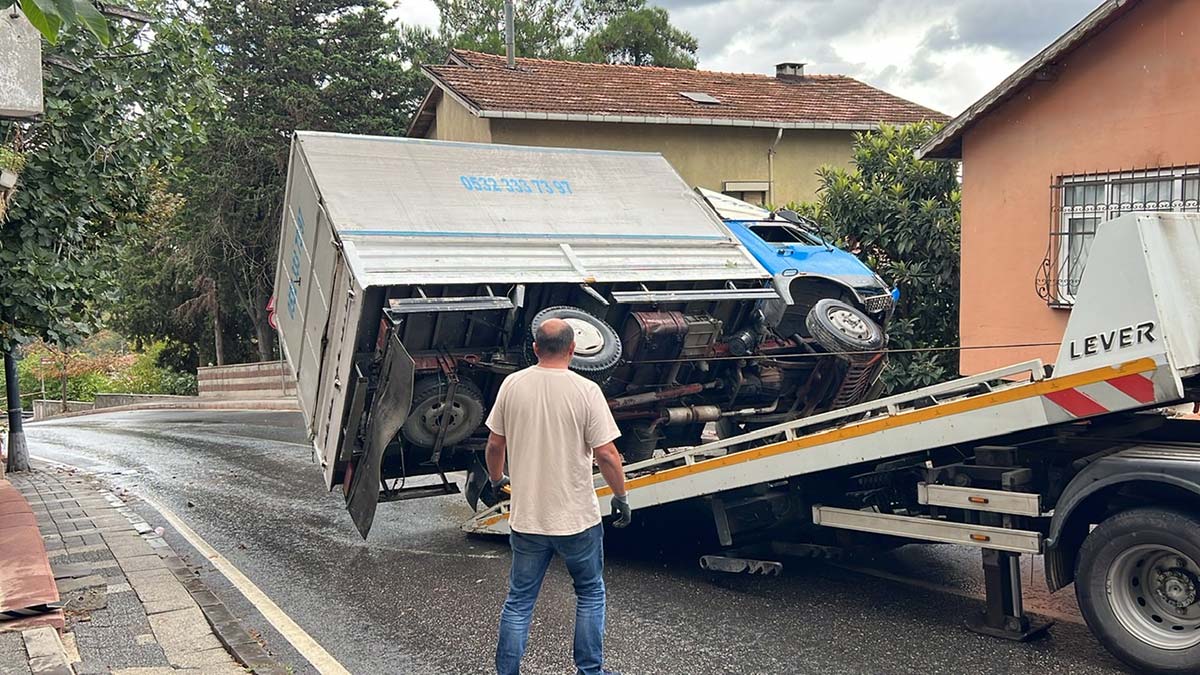 Üsküdar'da kamyon devrildi