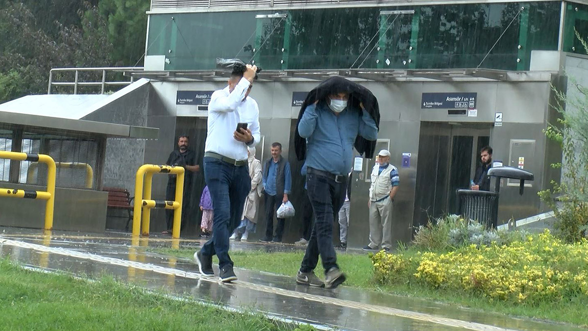 Sağanağa hazırlıksız yakalananlar zor anlar yaşadı