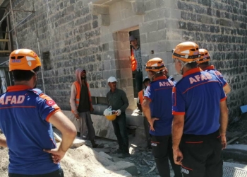 Üzerine kaya düşen işçiyi AFAD kurtardı
