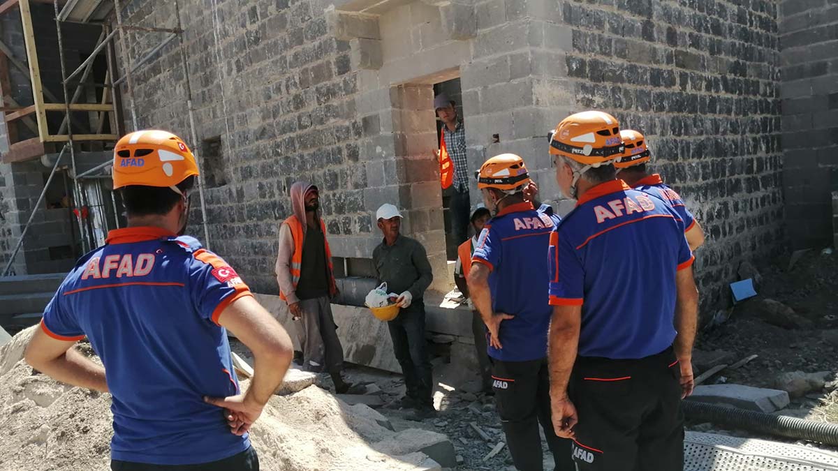 Üzerine kaya düşen işçiyi AFAD kurtardı