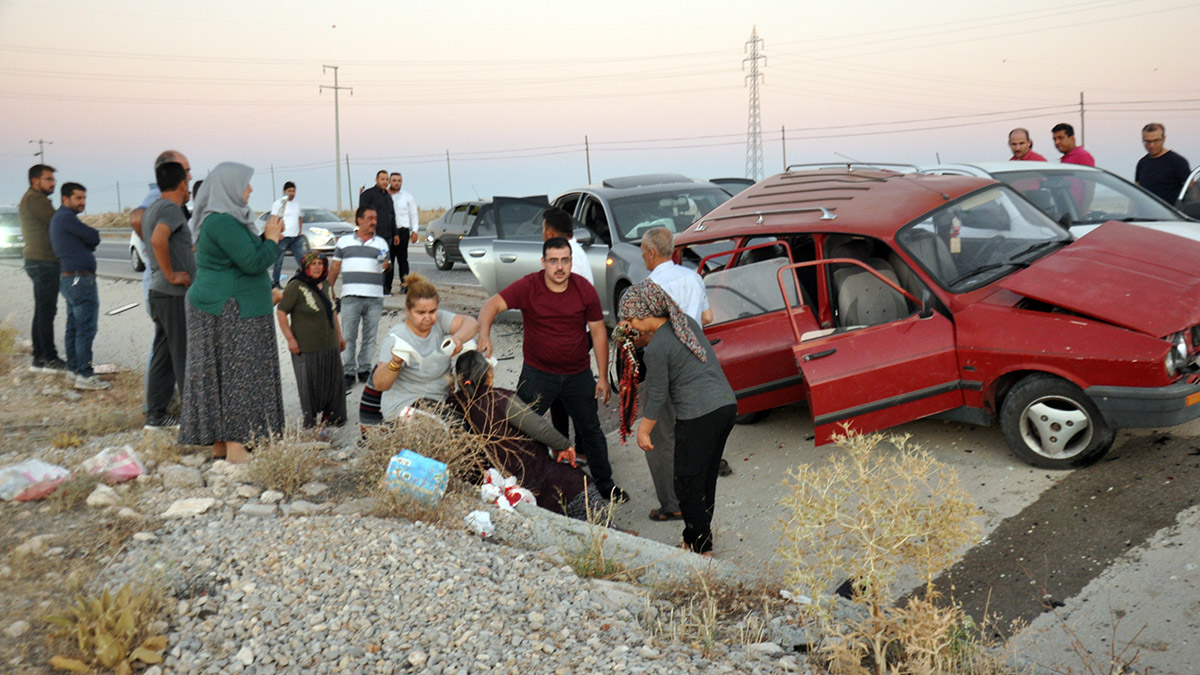 Karaman'da Vali Tuncay Akkoyun ve TOBB Başkanı Rifat Hisarcıklıoğlu'nun konvoyunun geçişi için durdurulan araçlardan 4'ü zincirleme kazaya karıştı. Kazada araçlarda bulunan 4 kişi yaralandı.