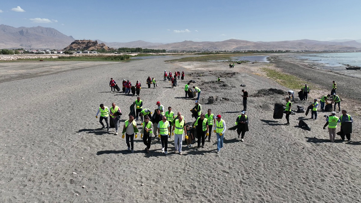Van'ın İpekyolu Belediyesi, Van Gölü sahilinde çevre temizliği yaptı. İlçe Kaymakamı ve Belediye Başkan Vekili İhsan Emre Aydın'ın da katıldığı etkinlikte gönüllüler, 20 ton çöp topladı.