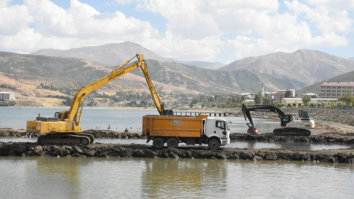 Tatvan sahillerinden 10 bin metreküp dip çamuru çıkarıldı