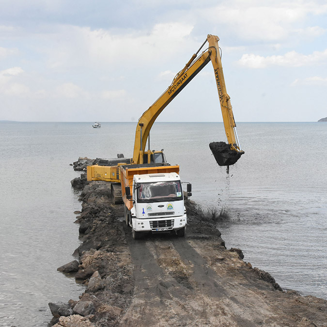 Tatvan sahillerinden 10 bin metreküp dip çamuru çıkarıldı