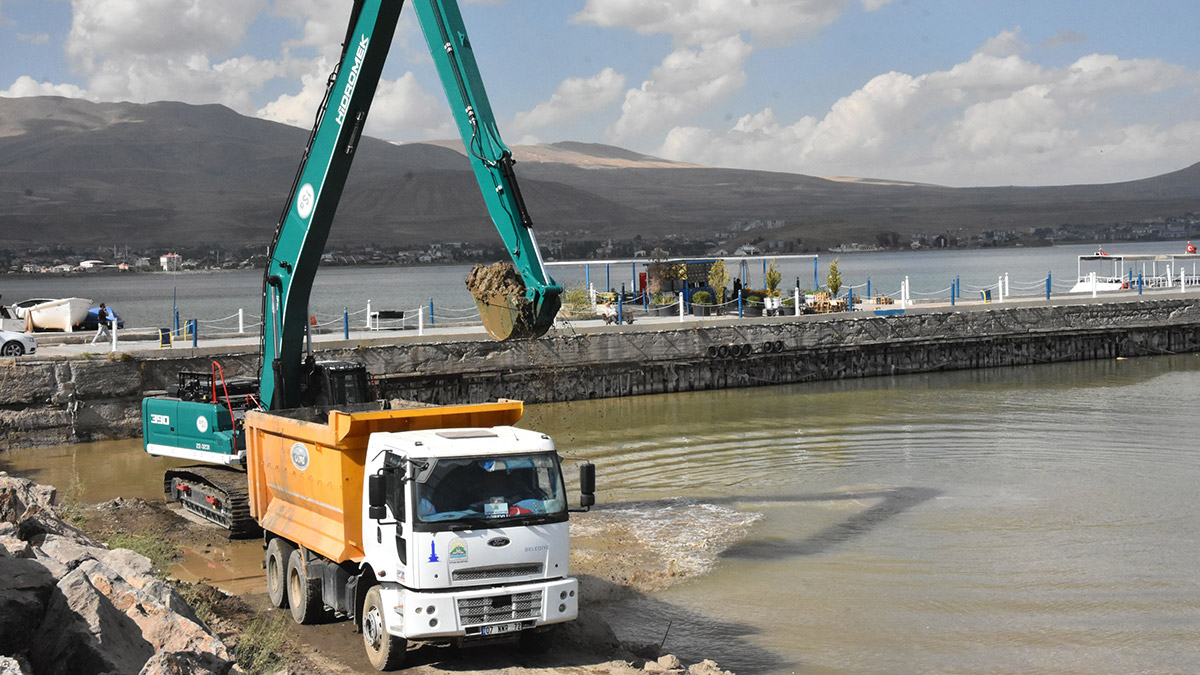 Van Gölü'nün Bitlis’in Tatvan sahillerinde 30 iş makinesiyle yapılan çalışmalarda 2 ayda 10 bin metreküp dip çamuru çıkarıldı.