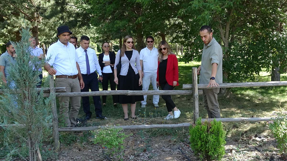 Erzurum Atatürk Üniversitesi Mimarlık ve Tasarım Fakültesi Dekanı Prof. Dr. Süleyman Toy ile Peyzaj Mimarlığı Bölümü Öğretim Üyesi Prof.Dr. Aslıhan Esringü, hazırladıkları proje ile hasat ettikleri yağmur suyunu depolayarak çeşitli bitki türlerinden oluşan bahçenin sulamasında kullandı. 