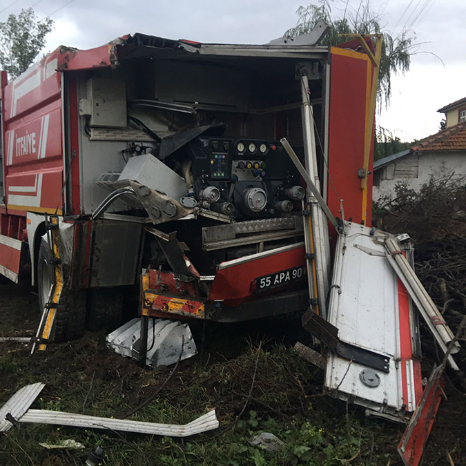Yangına müdahaleye giden itfaiye ekibi kaza yaptı