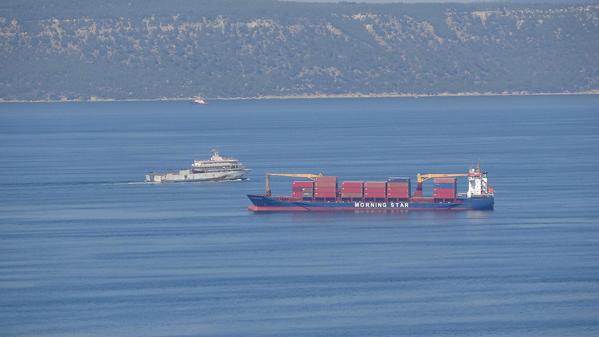 Çanakkale'nin Bozcaada ilçesi açıklarında, uluslararası sularda Yunanistan'ın taciz ateşi açtığı gemide, gece boyu inceleme yapıldı. Gemi personelinin ifadesi alınırken, olay yeri inceleme ekibi de delil topladı.