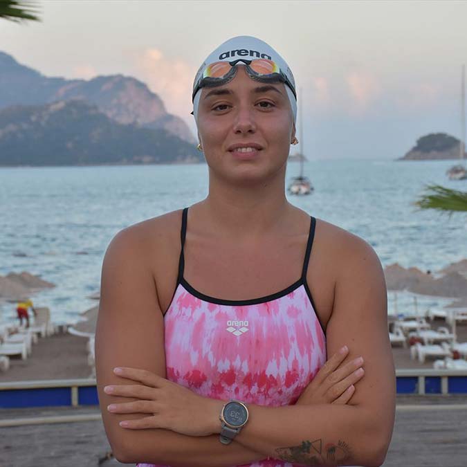 İngiltere ve Fransa'yı ayıran Manş Denizi'ni en hızlı geçen Türk kadını olan yüzücü Bengisu Avcı, ABD'de Catalina Kanalı'nı da geçerek ilki başardı.