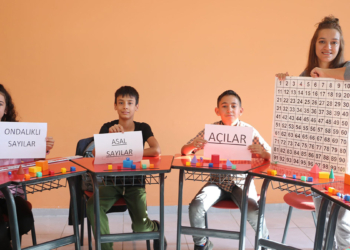 Zeynep öğretmen öğrencilere matematiği müzikle anlatıyor