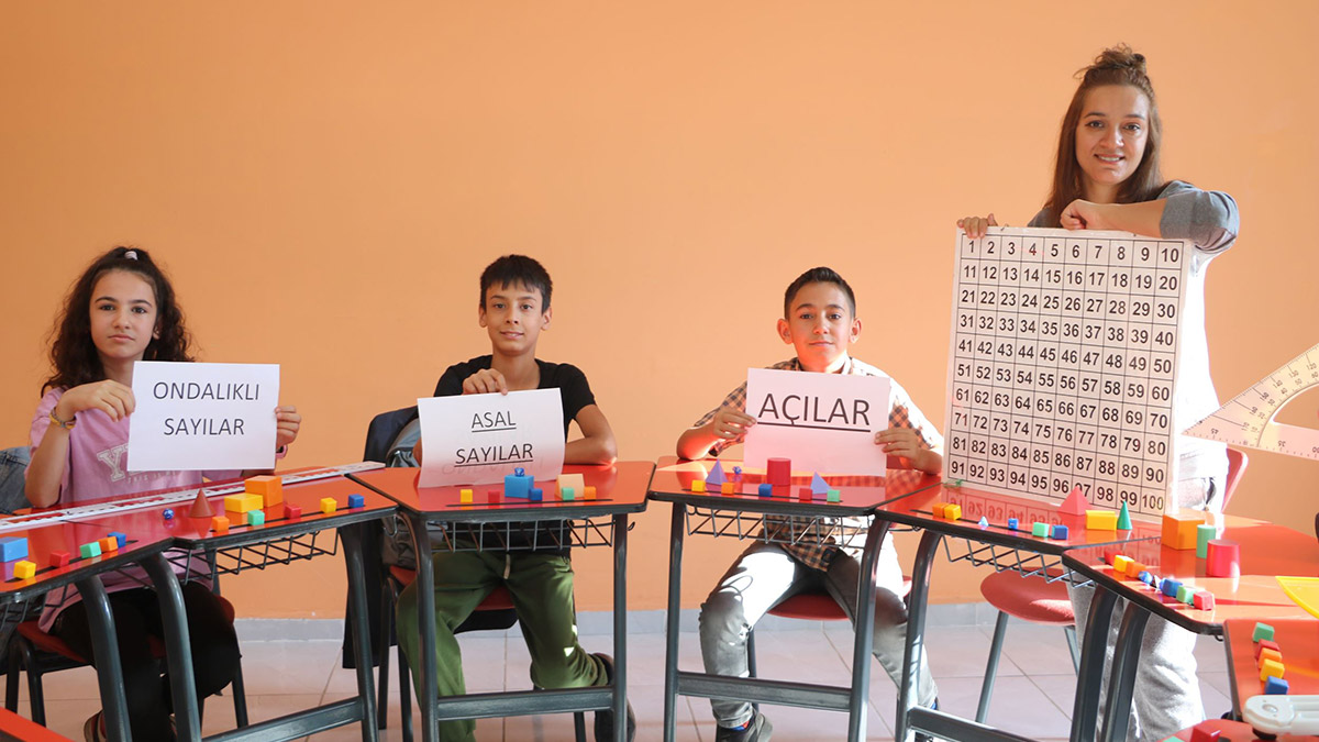 Zeynep öğretmen öğrencilere matematiği müzikle anlatıyor
